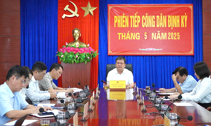 Đồng chí Chủ tịch UBND tỉnh Trần Phong lắng nghe, nắm bắt các nội dung khiếu nại, kiến nghị, phản ánh của công dân.