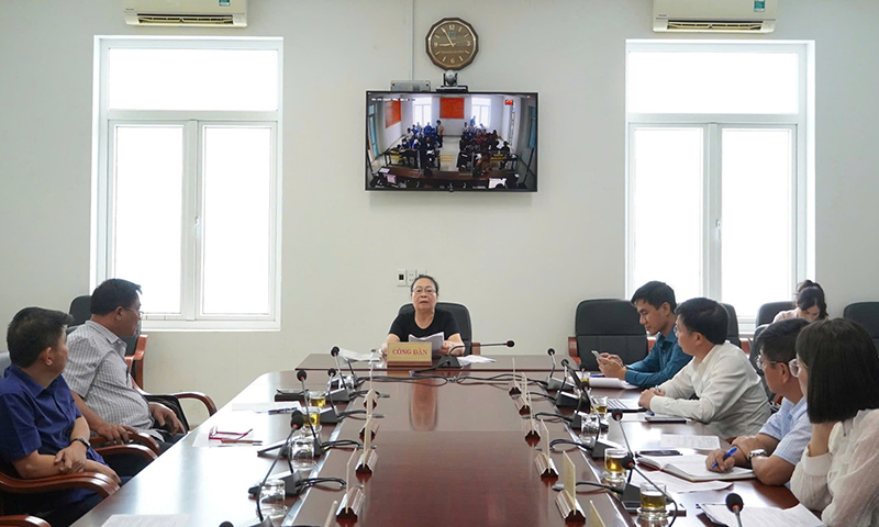Đồng chí Chủ tịch UBND tỉnh Trần Phong lắng nghe, nắm bắt các nội dung khiếu nại, kiến nghị, phản ánh của công dân.