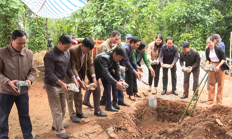 Lãnh đạo huyện Quảng Trạch đặt đá khởi công xây dựng XNT-NDN cho hộ nghèo.