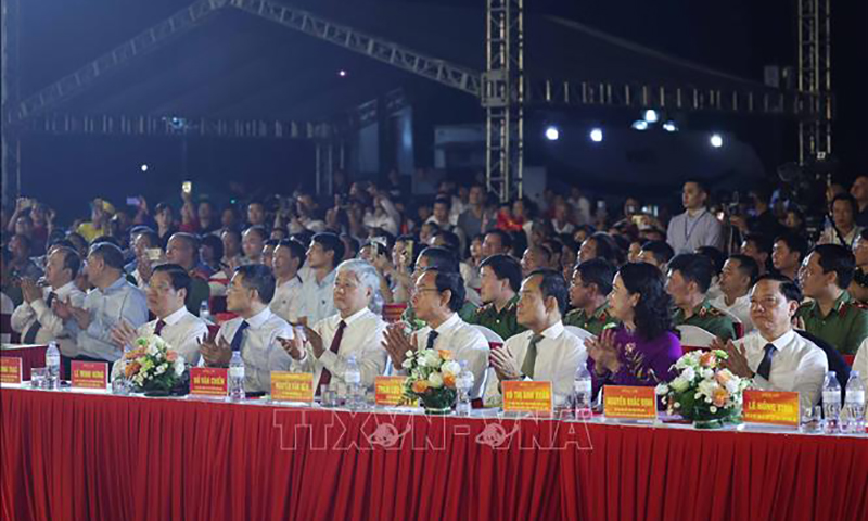 Các đồng chí lãnh đạo Đảng, Nhà nước và đại biểu tham dự buổi lễ - Ảnh: TTXVN