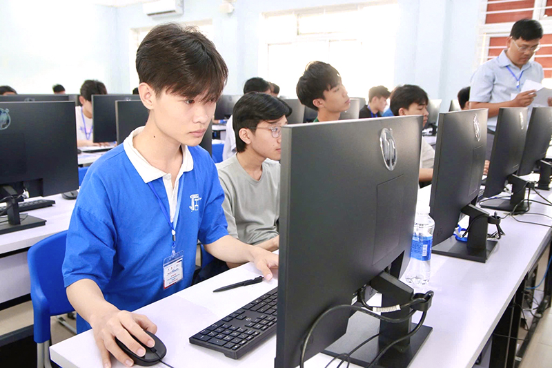 Với Sinh (bìa trái), Tin học không chỉ là một môn học, đó là cách để rèn luyện tư duy, bản lĩnh và cả niềm tin vào chính mình.