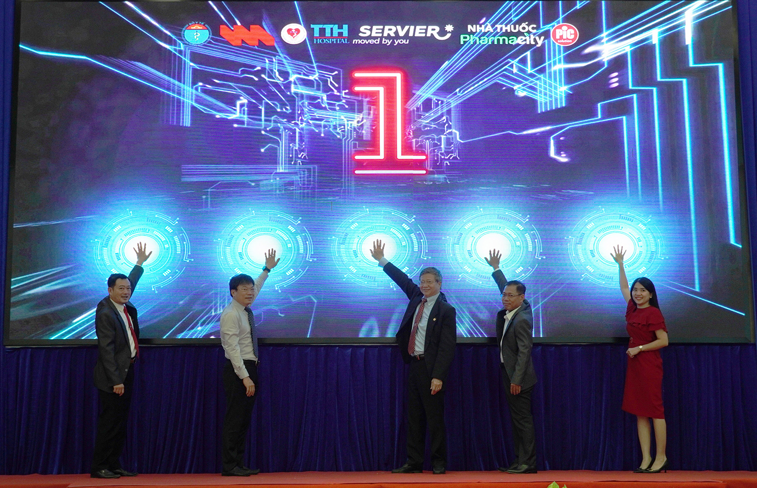 Các đại biểu bấm nút phát động chương trình Tháng 5 kiểm soát huyết áp 2025 tại Quảng Bình.