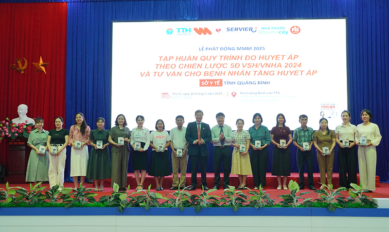 Trao máy đo huyết áp cho đại diện các đơn vị tham dự chương trình.