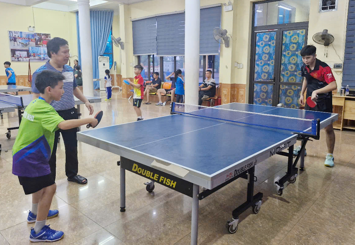 Các thành viên CLB bóng bàn Nhà Thiếu nhi tỉnh đang tập luyện.