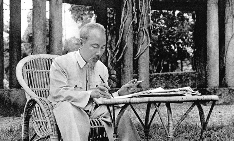 Chủ tịch Hồ Chí Minh làm việc tại Phủ Chủ tịch.