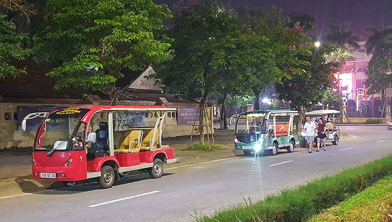 Xe điện 4 bánh vừa tạo trải nghiệm mới cho du khách, vừa thân thiện với môi trường
