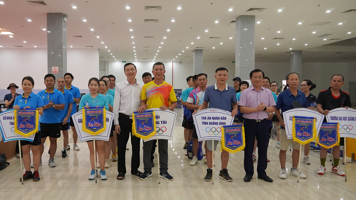 Đại diện lãnh đạo Hội Nhà báo Việt Nam tỉnh và nhà tài trợ trao cờ lưu niệm cho các đoàn tham gia giải.