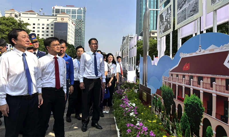 Lãnh đạo TP. Hồ Chí Minh tham quan triển lãm tại Phố đi bộ Nguyễn Huệ.