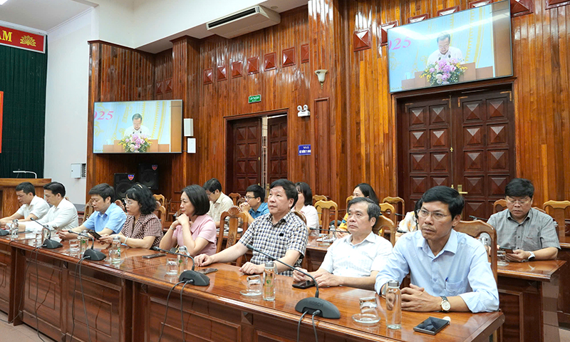 Các đại biểu dự phiên họp tại điểm cầu Quảng Bình. Ảnh 4: 