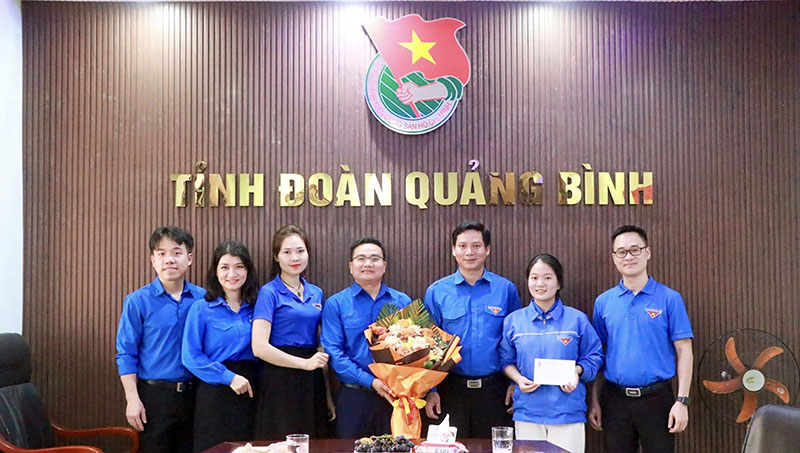 Lãnh đạo Tỉnh đoàn gặp măt chúc mừng các địa biểu tham dự đại hội