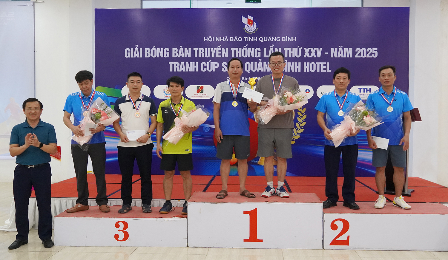 Đại diện lãnh đạo Hội Nhà báo Việt Nam tỉnh trao giải nội dung đôi nam.