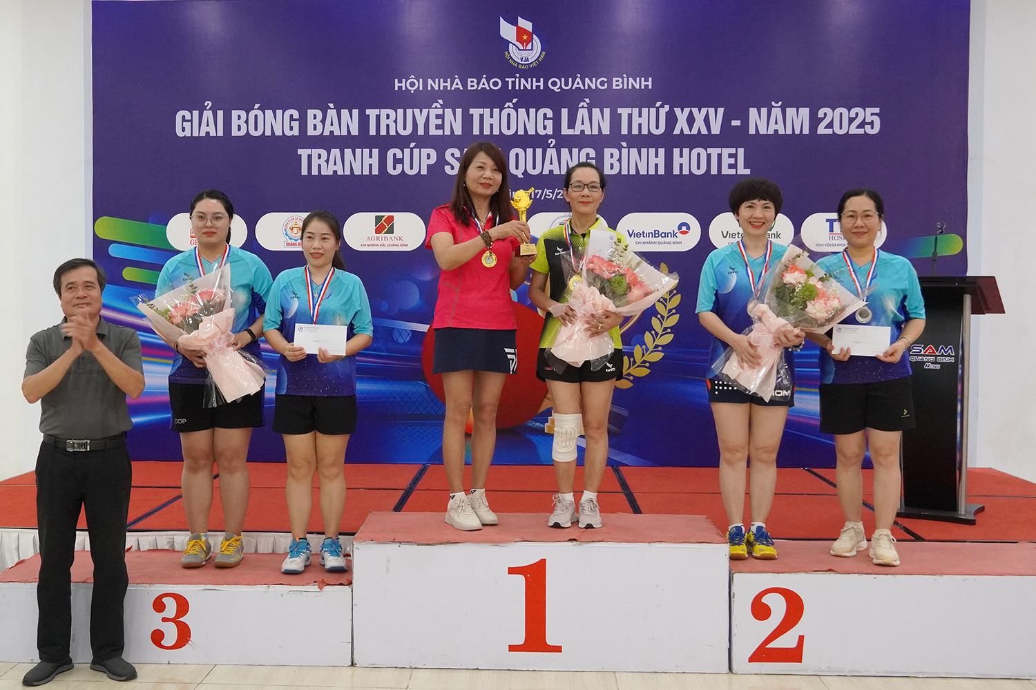 Đại diện lãnh đạo Báo và Đài PT-TH Quảng Bình trao giải nội dung đôi nữ.