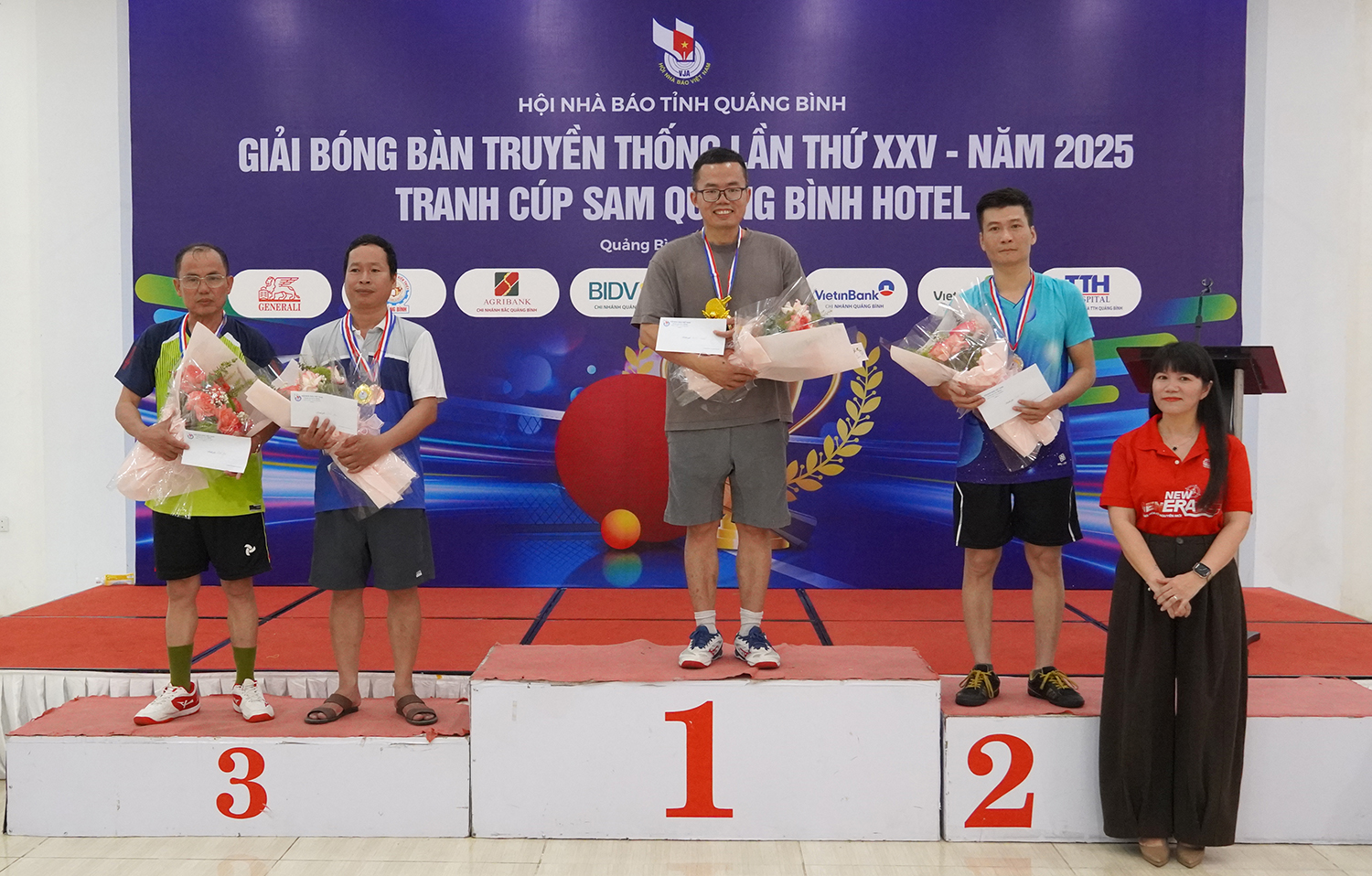 Đại diện nhà tài trợ trao giải nội dung đơn nam.