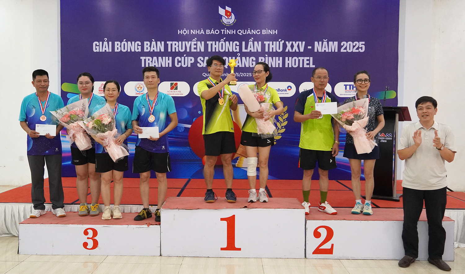 Trao giải nội dung đôi nam nữ.