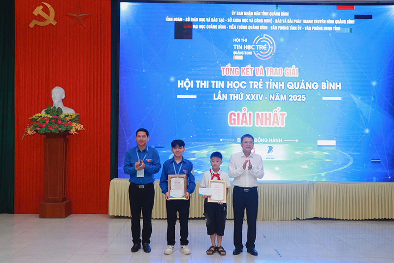 Ban Tổ chức trao giải nhất