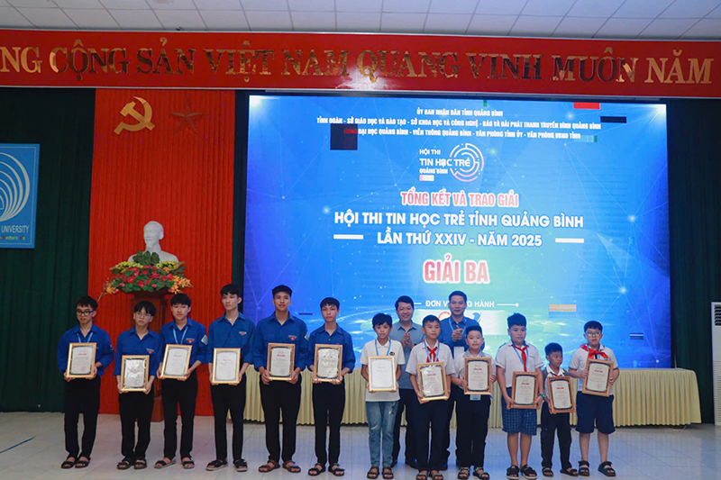 ...và giải ba cho các thí sinh.