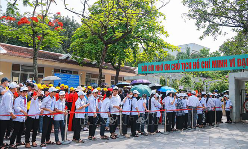 Đông đảo người dân tập trung phía phố Ngọc Hà, xếp hàng để vào Lăng viếng Bác. Ảnh: Hoàng Hiếu/TTXVN