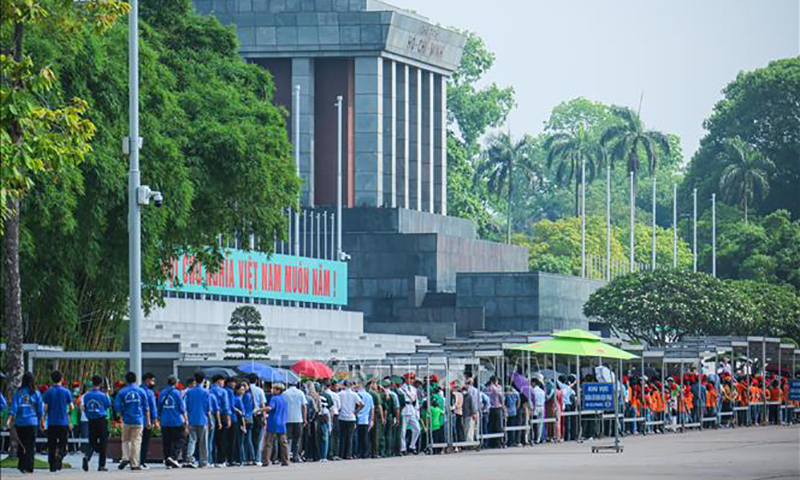 Đông đảo người dân và du khách vào Lăng viếng Chủ tịch Hồ Chí Minh, sáng 17/5. Ảnh: Hoàng Hiếu/TTXVN
