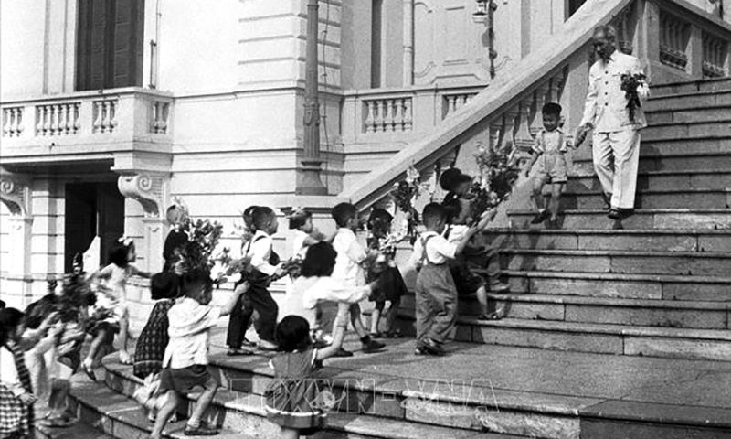Các cháu thiếu nhi Thủ đô đến chúc thọ Bác Hồ tại Phủ Chủ tịch, ngày 19/5/1958. Ảnh: TTXVN
