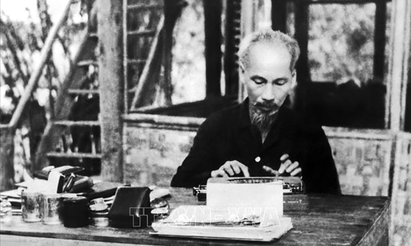 Chủ tịch Hồ Chí Minh làm việc tại Việt Bắc trong thời kỳ kháng chiến chống thực dân Pháp. Ảnh: TTXVN