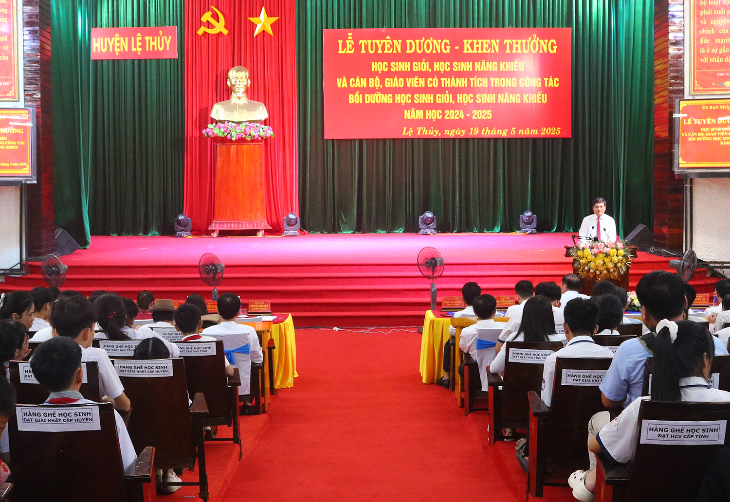 Quang cảnh lễ tuyên dương, khen thưởng.