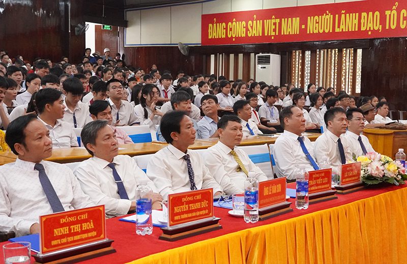 Các đại biểu tham dự buổi lễ.