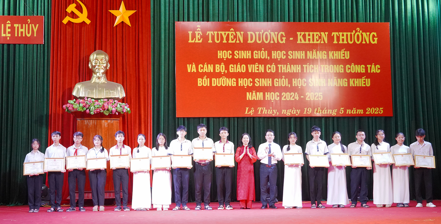 Đại diện lãnh đạo huyện Lệ Thủy và Hội Khuyến học tỉnh trao thưởng cho học sinh có thành tích trong năm học 2024-2025.