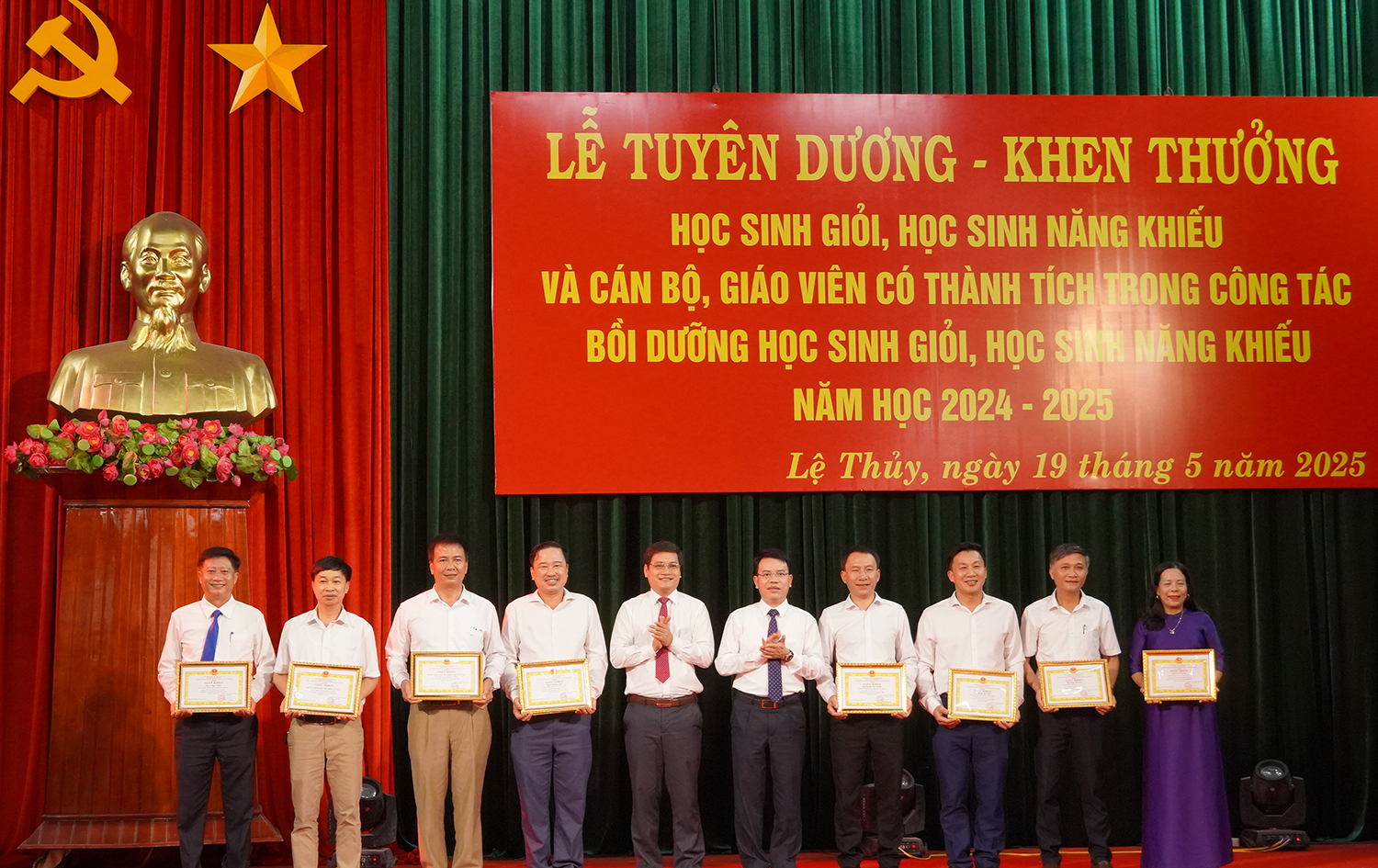 Khen thưởng cho các tập thể, cá nhân có thành tích trong công tác chỉ đạo bồi dưỡng học sinh giỏi.