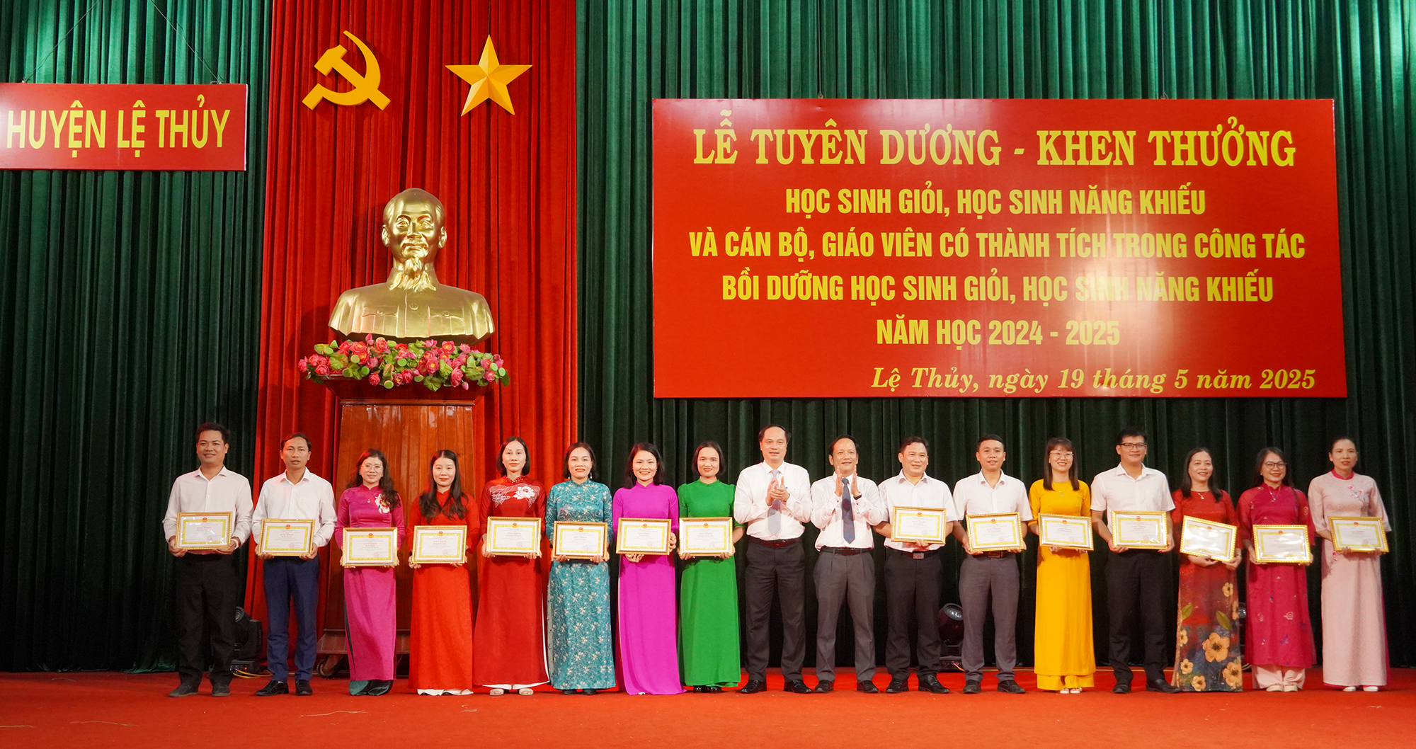 Đại diện lãnh đạo huyện Lệ Thủy khen thưởng cho các giáo viên có thành tích.