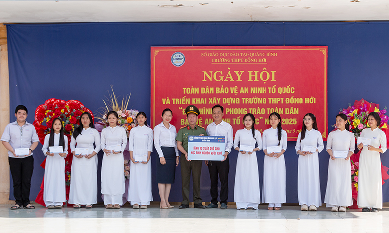 Trao quà cho 10 học sinh hoàn cảnh khó khăn vươn lên trong học tập, rèn luyện.