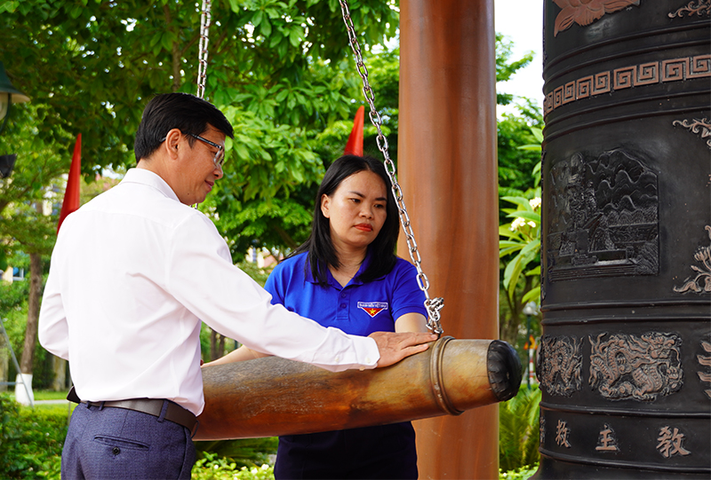 Đại diện lãnh đạo Đảng ủy, Đoàn các cơ quan Đảng tỉnh thực hiện nghi thức thỉnh chuông tại Đền thờ Bác Hồ và các Anh hùng liệt sỹ tỉnh.