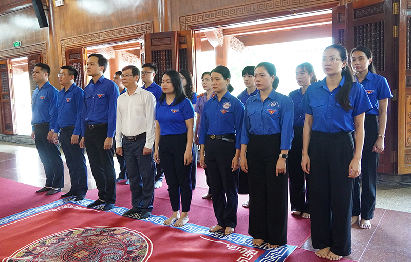 Đại diện lãnh đạo Đảng ủy và Đoàn các cơ quan Đảng tỉnh dâng hương tại Đền thờ Bác Hồ và các Anh hùng liệt sỹ tỉnh.