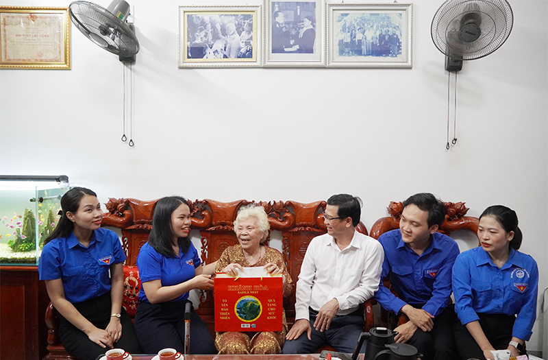 Đoàn đến thăm, tặng quà cho nữ Anh hùng lao động Trương Thị Diên.