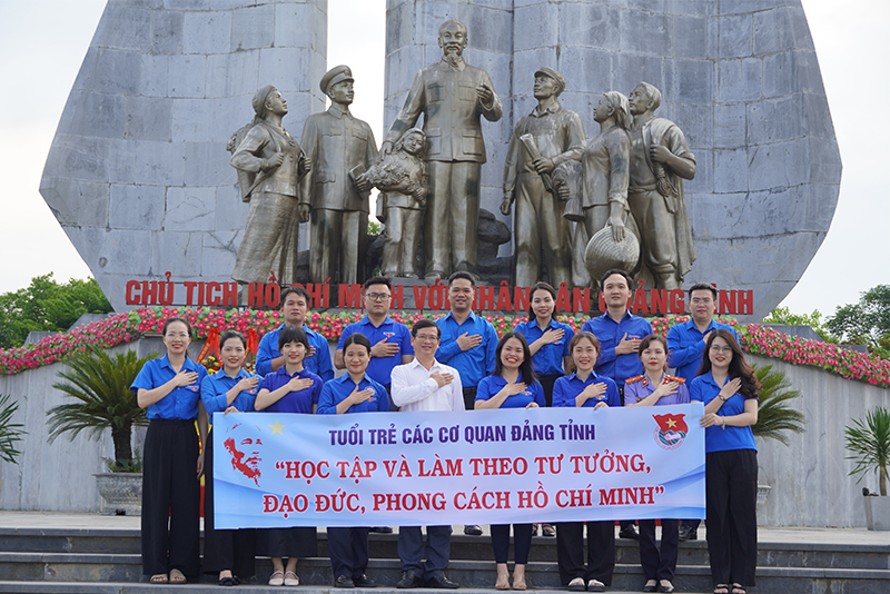 Đoàn chụp ảnh lưu niệm tại Quảng trường Hồ Chí Minh.
