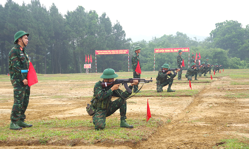 Thực hành kiểm tra bắn đạn thật bằng súng tiểu kiên AK. 