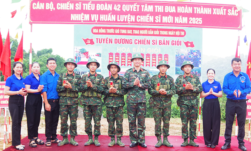 Các chiến sĩ mới nhận hoa bắn giỏi.