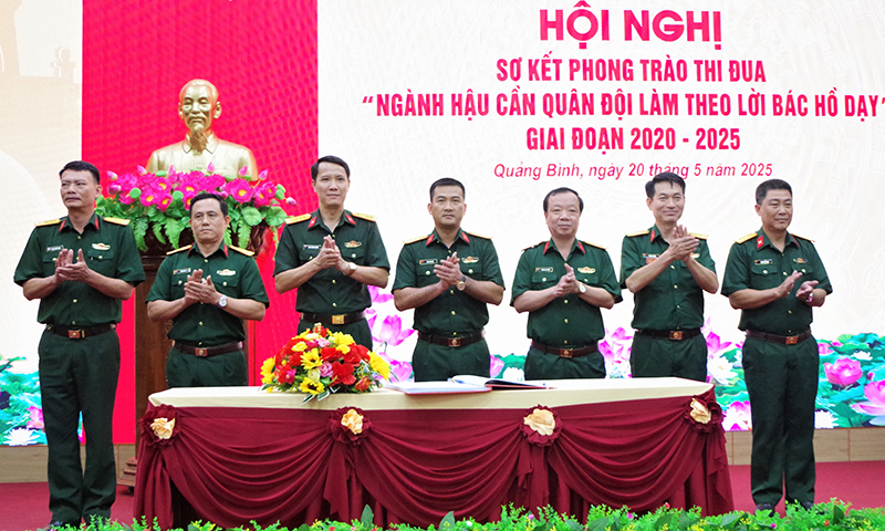 Ký kết giao ước thi đua.