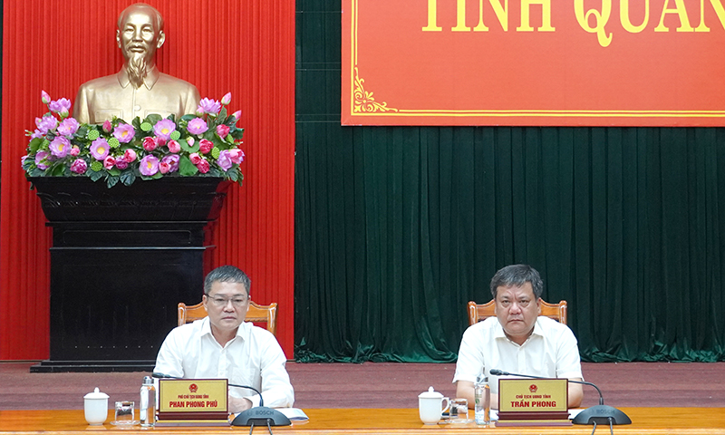 Đồng chí Chủ tịch UBND tỉnh Trần Phong và đồng chí Phó Chủ tịch UBND tỉnh Phan Phong Phú dự hội nghị tại điểm cầu Quảng Bình.