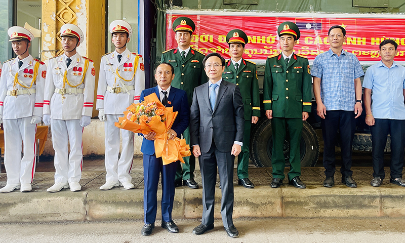 Đồng chí Phó Chủ tịch UBND tỉnh Quảng Bình Hoàng Xuân Tân tặng hoa cho đoàn công tác tỉnh Khăm Muồn (Lào).