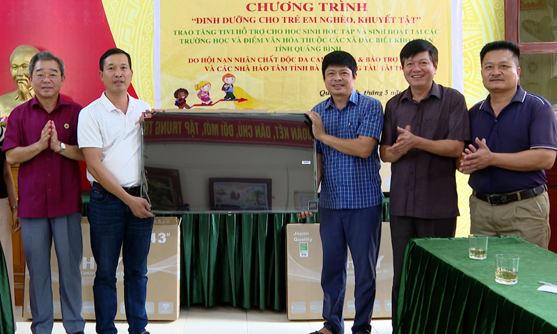 Trao tặng ti vi thông minh cho các trường học tại UBND xã Thượng Trạch (Bố Trạch).