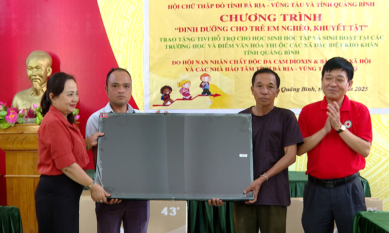 Trao tặng ti vi thông minh cho các trường học tại UBND xã Thượng Trạch (Bố Trạch).