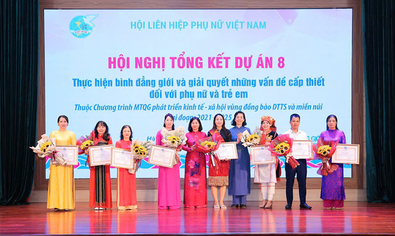  Ảnh 1: Chủ tịch Hội LHPN xã Trường Sơn Nguyễn Thị Mỹ Duyên (thứ 6 từ trái qua) là 1 trong 10 cá nhân được biểu dương, khen thưởng.