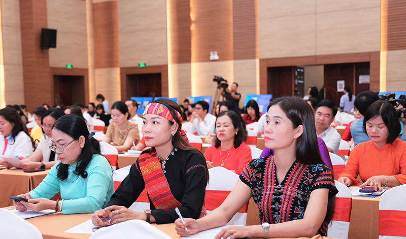  Chủ tịch Hội LHPN xã Trường Sơn Nguyễn Thị Mỹ Duyên (ngồi giữa) tham dự hội nghị tổng kết dự án 8 tại Thủ đô Hà Nội.