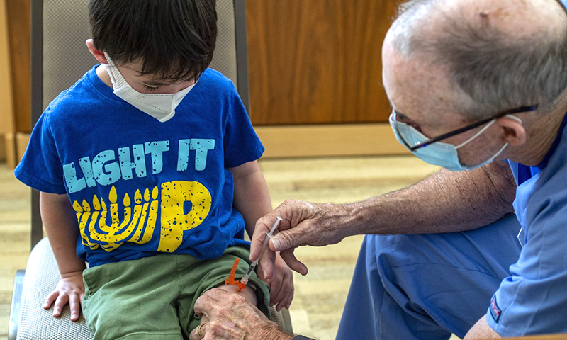 Một em nhỏ được tiêm vaccine phòng Covid-19 tại Needham, bang Massachusetts, Mỹ. Ảnh: AFP/TTXVN