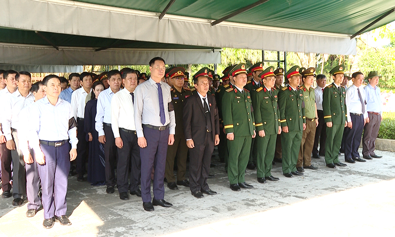 Các đại biểu tham dự lễ truy điệu và an táng hài cốt liệt sỹ.