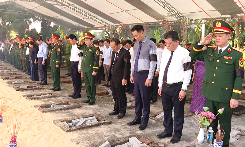 Các đại biểu tham dự lễ truy điệu và an táng 17 hài cốt liệt sỹ.