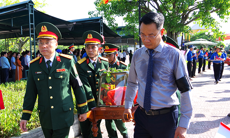 Đồng chí Bí thư Tỉnh ủy Lê Ngọc Quang tham gia an táng hài cốt liệt sỹ.