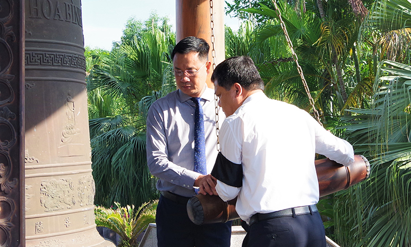 Đồng chí Bí thư Tỉnh ủy Lê Ngọc Quang và đồng chí Chủ tịch UBND tỉnh Trần Phong thực hiện nghi thức thỉnh chuông.
