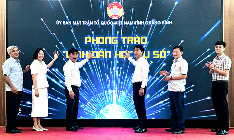 Các đại biểu bấm nút phát động phong trào “Bình dân học vụ số”.