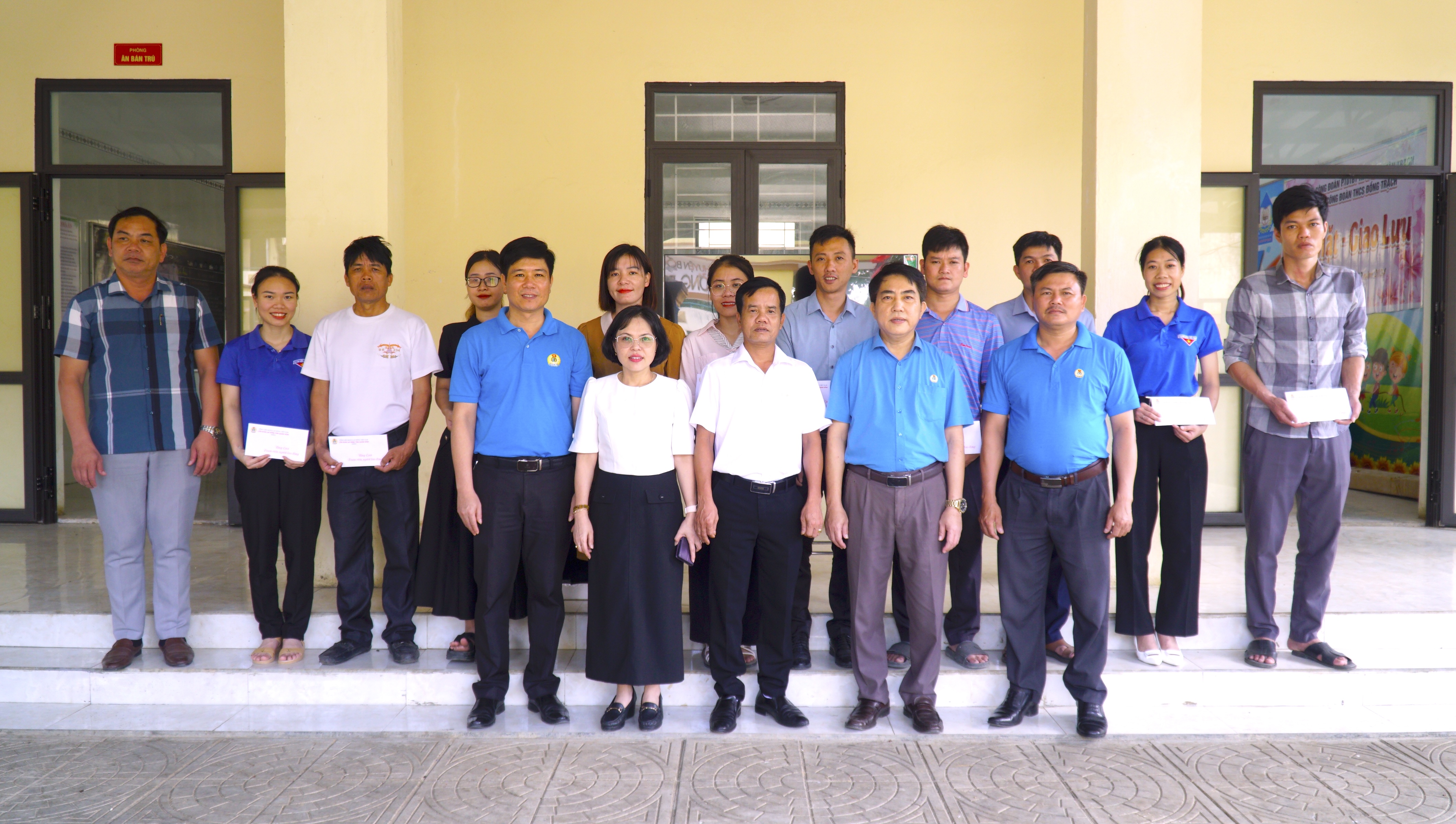 Đại diện lãnh đạo Liên đoàn Lao động tỉnh thăm, tặng quà cho người lao động tại Trường PTDT bán trú tiểu học và THCS Tân Trạch, huyện Bố Trạch.